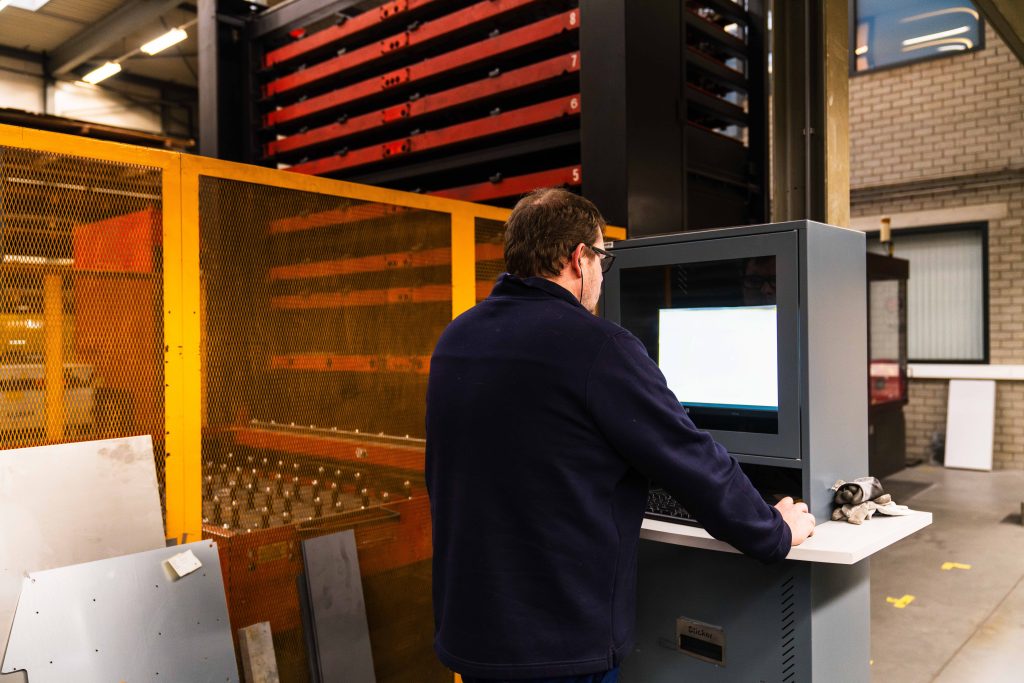 Medewerker van GPM in de productie, aan de slag in een QRM-cel om doorlooptijd te verkorten